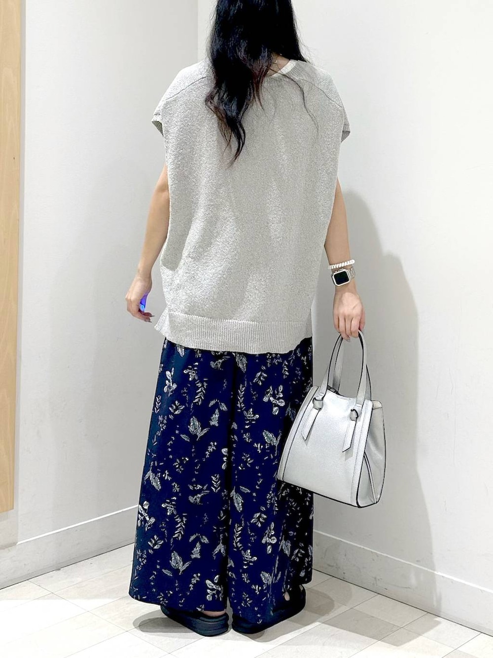 シルバー系のショルダーバッグ、ブラック系のサンダル、ブルー系のその他パンツを着用したレディースの夏コーディネートの3枚目の写真