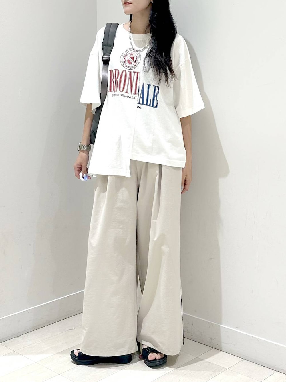 「体型カバー、ベーシック/シンプル、夏コーデ、Tシャツ、カジュアル、着痩せ」｜「GLOBAL WORKの撥水軽量10ポケリュックミドル/136368（バックパック/リュック、グレー系）」を使った、ぽてとさん（レディース・158cm）の夏コーディネートの4枚目の写真
