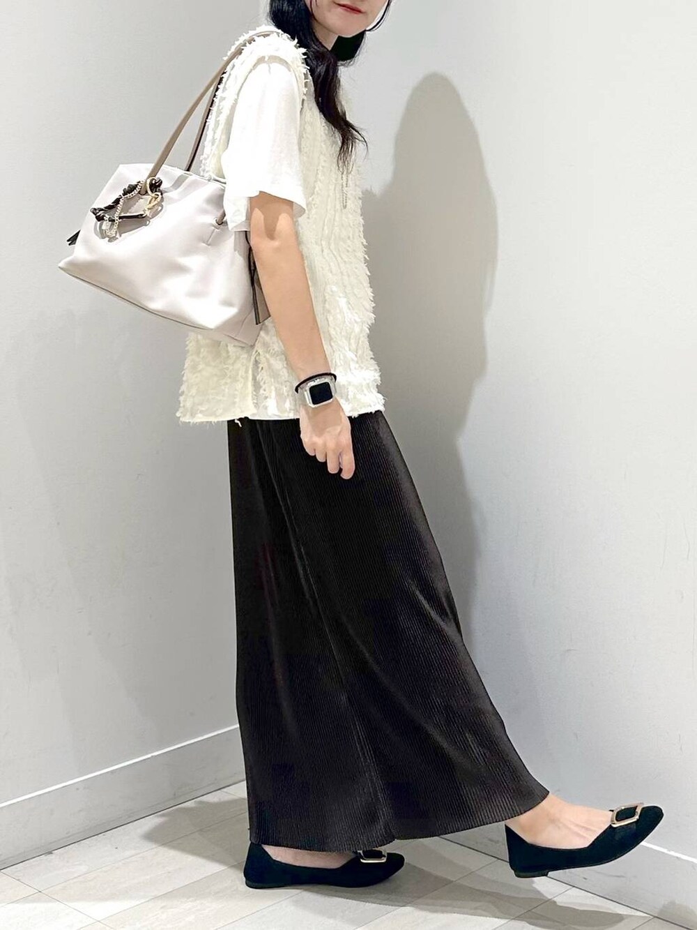 「着痩せ、体型カバー、ベーシック/シンプル、夏コーデ」｜「GLOBAL WORKのらくっションバックルパンプス/287565（パンプス、ブラック系）」を使った、ぽてとさん（レディース・158cm）の夏コーディネートの2枚目の写真