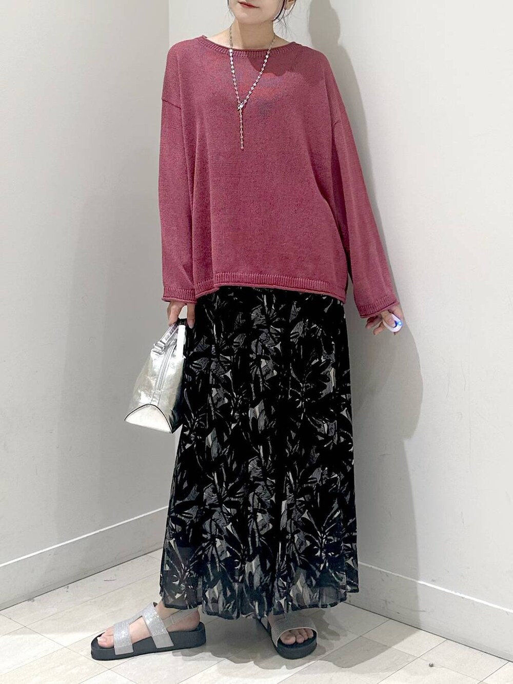 シルバー系のショルダーバッグ、グレー系のサンダル、ブラック系のスカートを着用したレディースの夏コーディネートの4枚目の写真