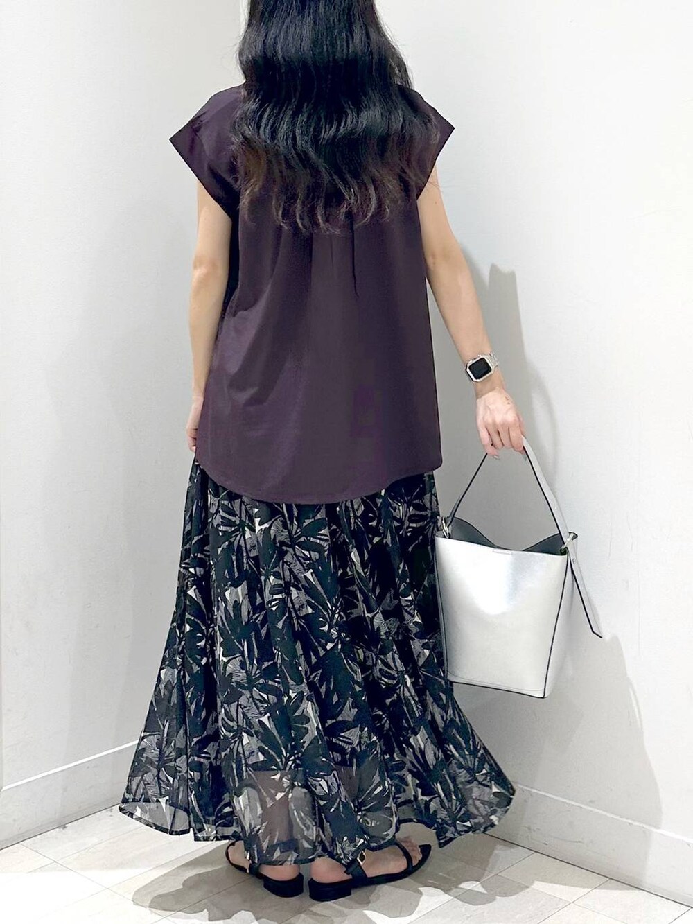 シルバー系のショルダーバッグ、ブラック系のサンダル、ブラウン系のTシャツ/カットソーを着用したレディースの夏コーディネートの3枚目の写真