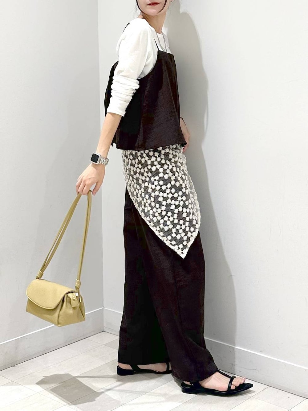 ブラック系のサンダル、イエロー系のショルダーバッグ、ブラウン系のサロペット/オーバーオールを着用したレディースの夏コーディネートの2枚目の写真