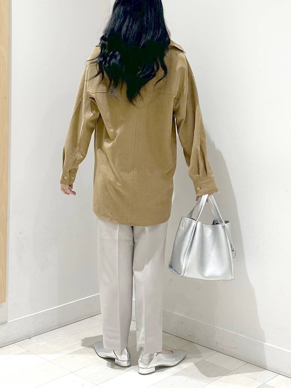 グレー系のその他パンツ、シルバー系のトートバッグ、イエロー系のシャツ/ブラウスを着用したレディースの秋コーディネートの3枚目の写真