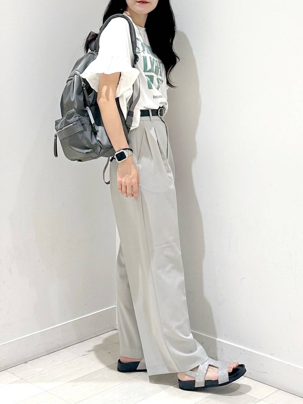 「カジュアル、着痩せ、ベーシック/シンプル、夏コーデ、ウツクシルエットパンツ_GLOBAL WORK」|「GLOBAL WORKの撥水軽量10ポケリュックミドル/136368(バックパック/リュック、グレー系)」を使った、ぽてとさん(レディース・158cm)の夏コーディネートの2枚目の写真