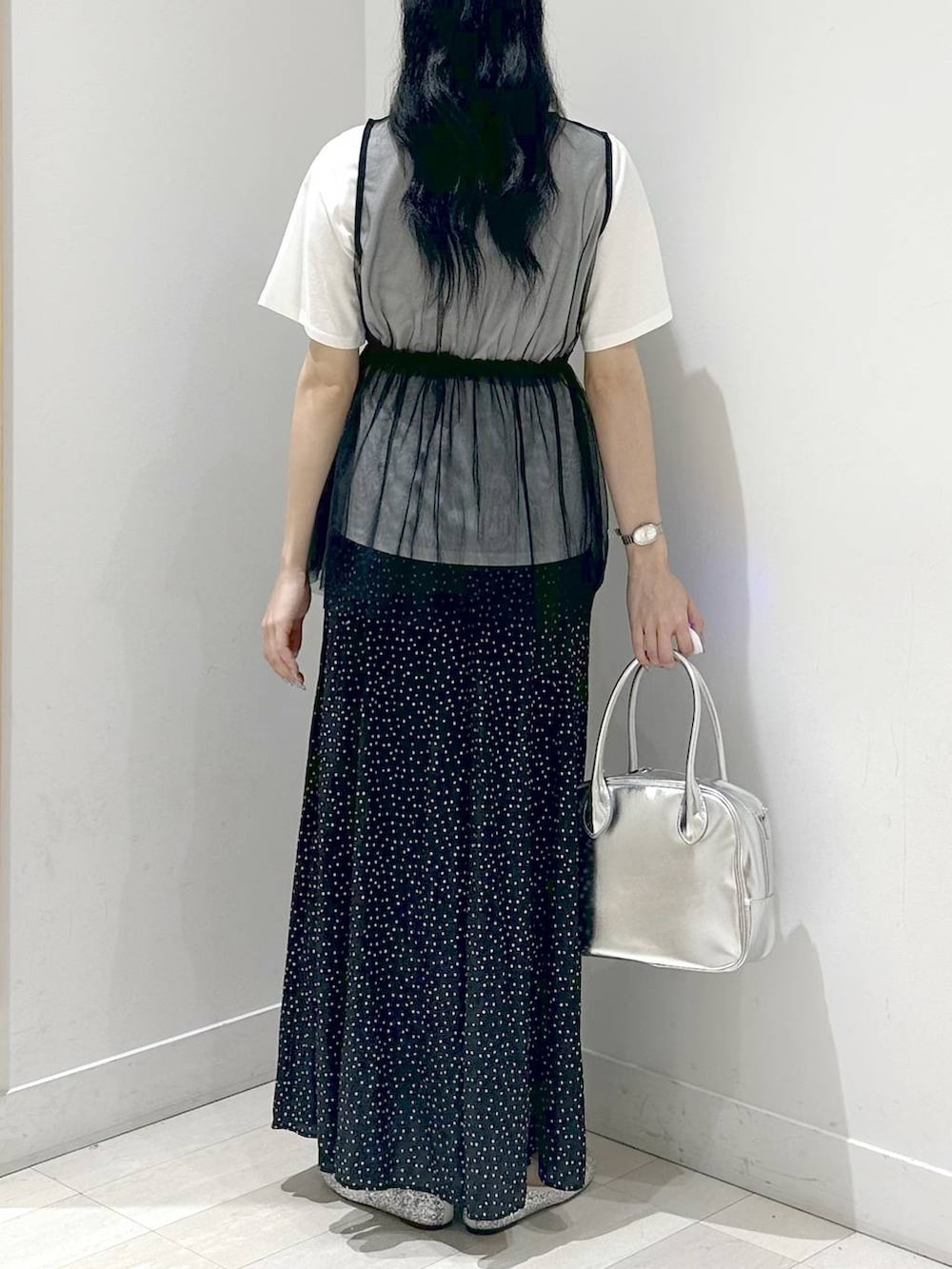 シルバー系のバレエシューズ、ブラック系のその他パンツ、グレー系のボストンバッグを着用したレディースの夏コーディネートの3枚目の写真