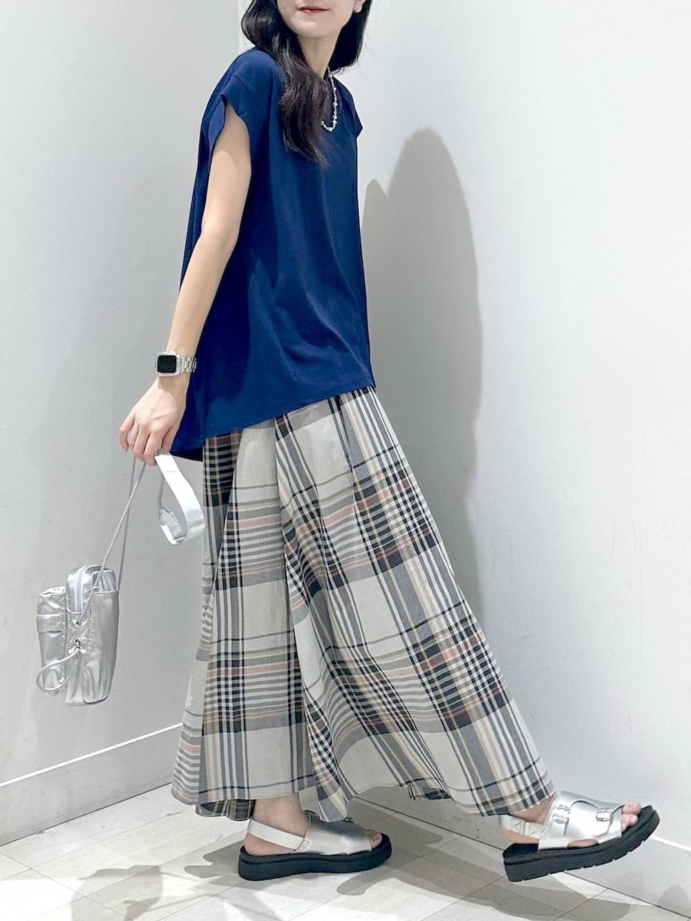 「体型カバー、ベーシック/シンプル、夏コーデ、着痩せ」｜「GLOBAL WORKの撥水軽量ポシェットショルダー/319595（ショルダーバッグ、シルバー系）」を使った、ぽてとさん（レディース・158cm）の夏コーディネートの2枚目の写真