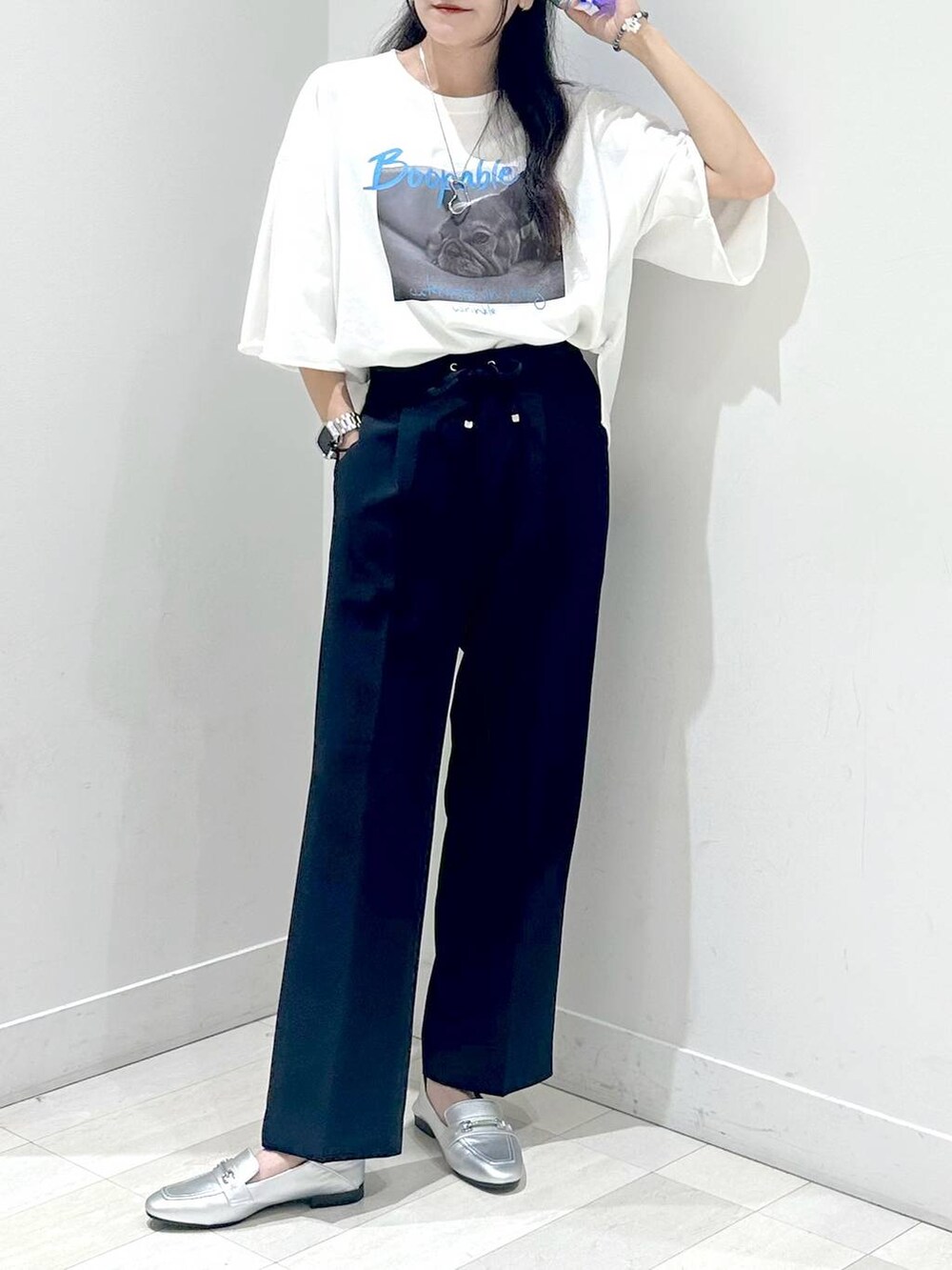 シルバー系のローファー、その他のショルダーバッグ、ブルー系のスラックスを着用したレディースの夏コーディネートの4枚目の写真