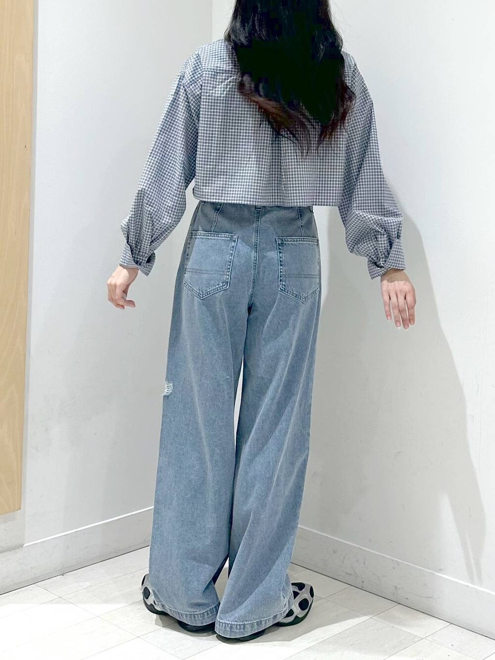 ブルー系のデニムパンツ、その他のシャツ/ブラウスを着用したレディースの秋コーディネートの3枚目の写真