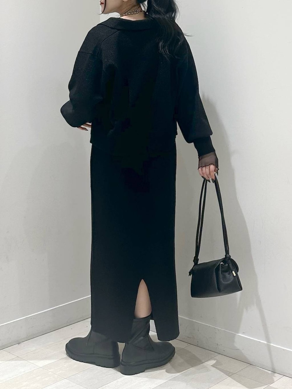 ブラック系のワンピース、ブラック系のショルダーバッグ、ブラック系のTシャツ/カットソーを着用したレディースの秋コーディネートの3枚目の写真