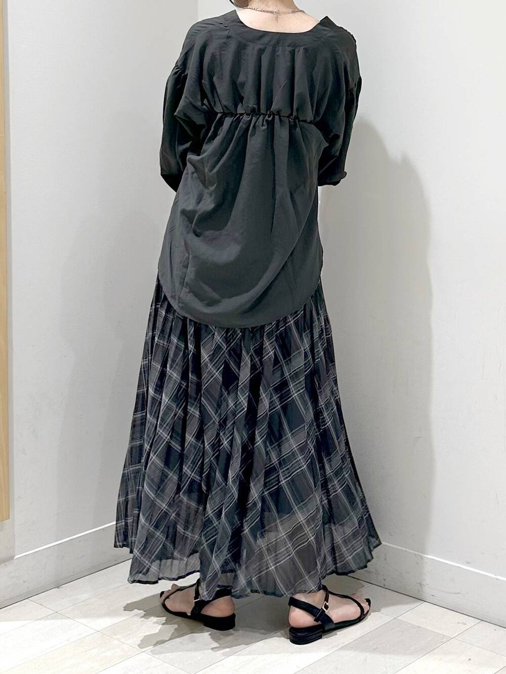 ブラック系のキャミソール、ブラック系のサンダル、ブラック系のシャツ/ブラウスを着用したレディースの秋コーディネートの3枚目の写真