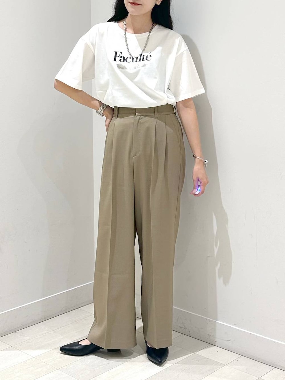 ホワイト系のTシャツ/カットソー、ホワイト系のショルダーバッグ、グリーン系のその他パンツを着用したレディースの夏コーディネートの4枚目の写真