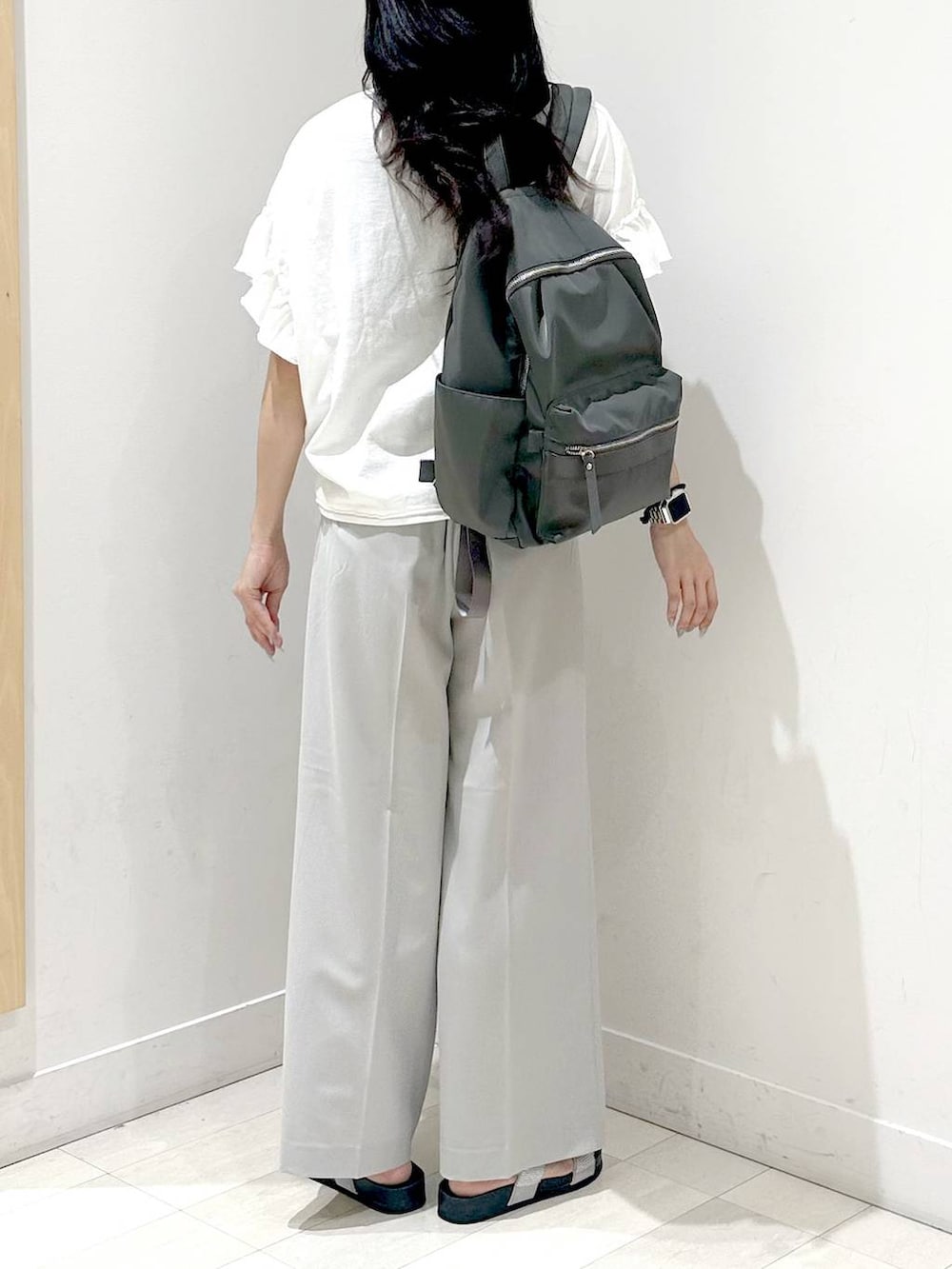 「カジュアル、着痩せ、ベーシック/シンプル、夏コーデ、ウツクシルエットパンツ_GLOBAL WORK」|「GLOBAL WORKの撥水軽量10ポケリュックミドル/136368(バックパック/リュック、グレー系)」を使った、ぽてとさん(レディース・158cm)の夏コーディネートの3枚目の写真