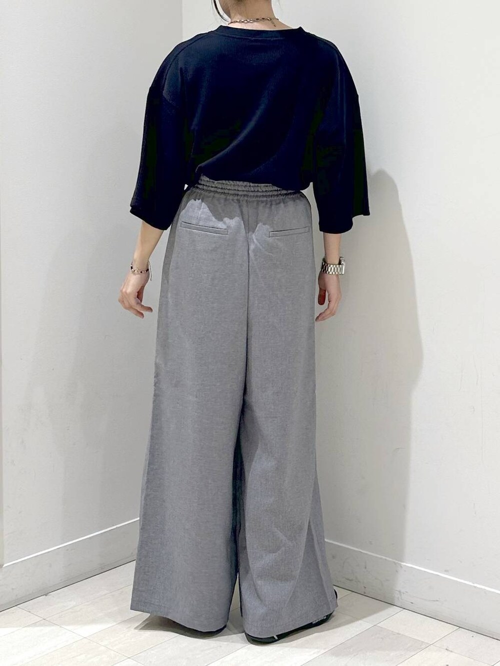 グレー系のその他パンツ、ブルー系のTシャツ/カットソーを着用したレディースの秋コーディネートの3枚目の写真