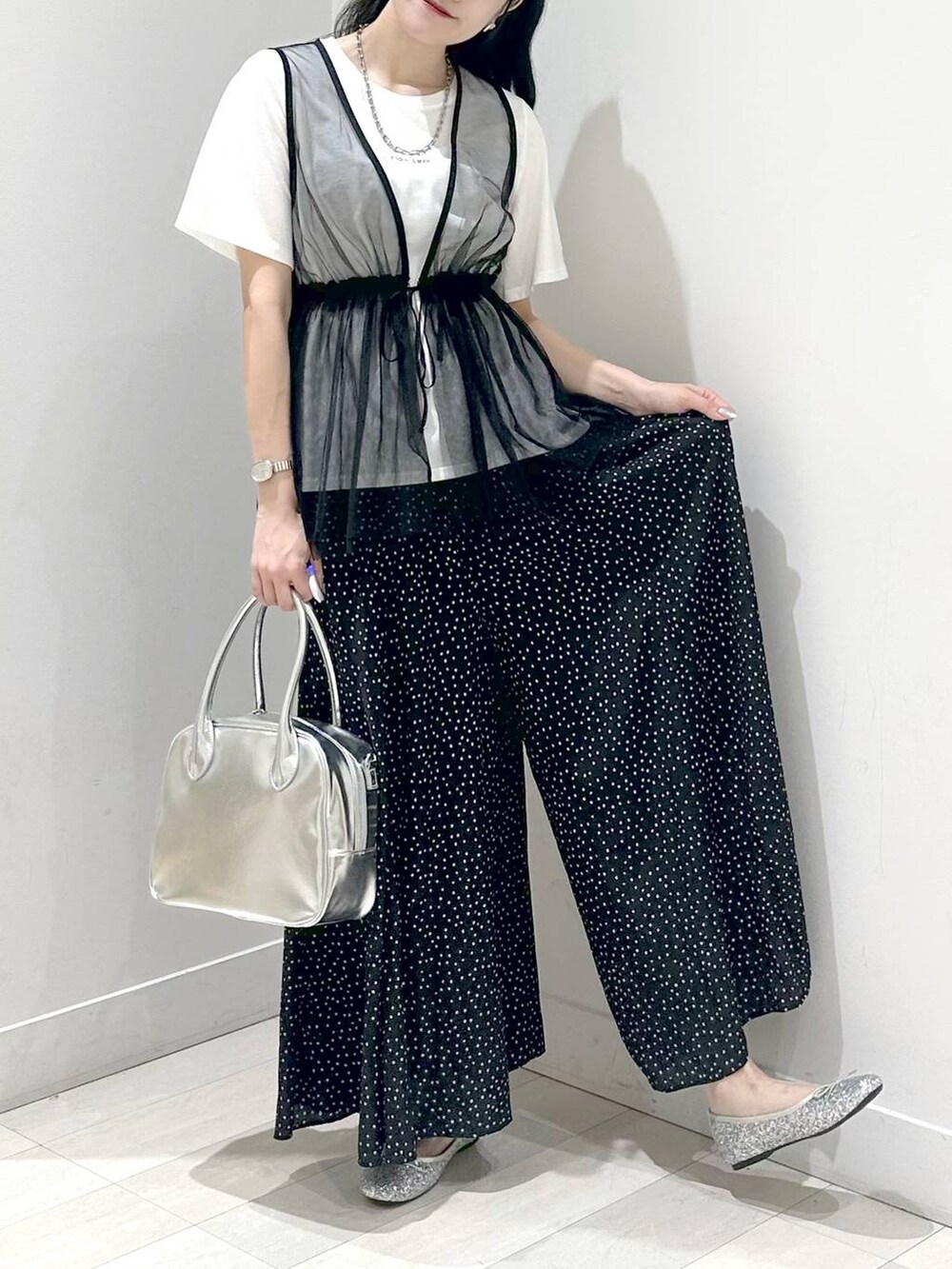 シルバー系のバレエシューズ、ブラック系のその他パンツ、グレー系のボストンバッグを着用したレディースの夏コーディネートの4枚目の写真