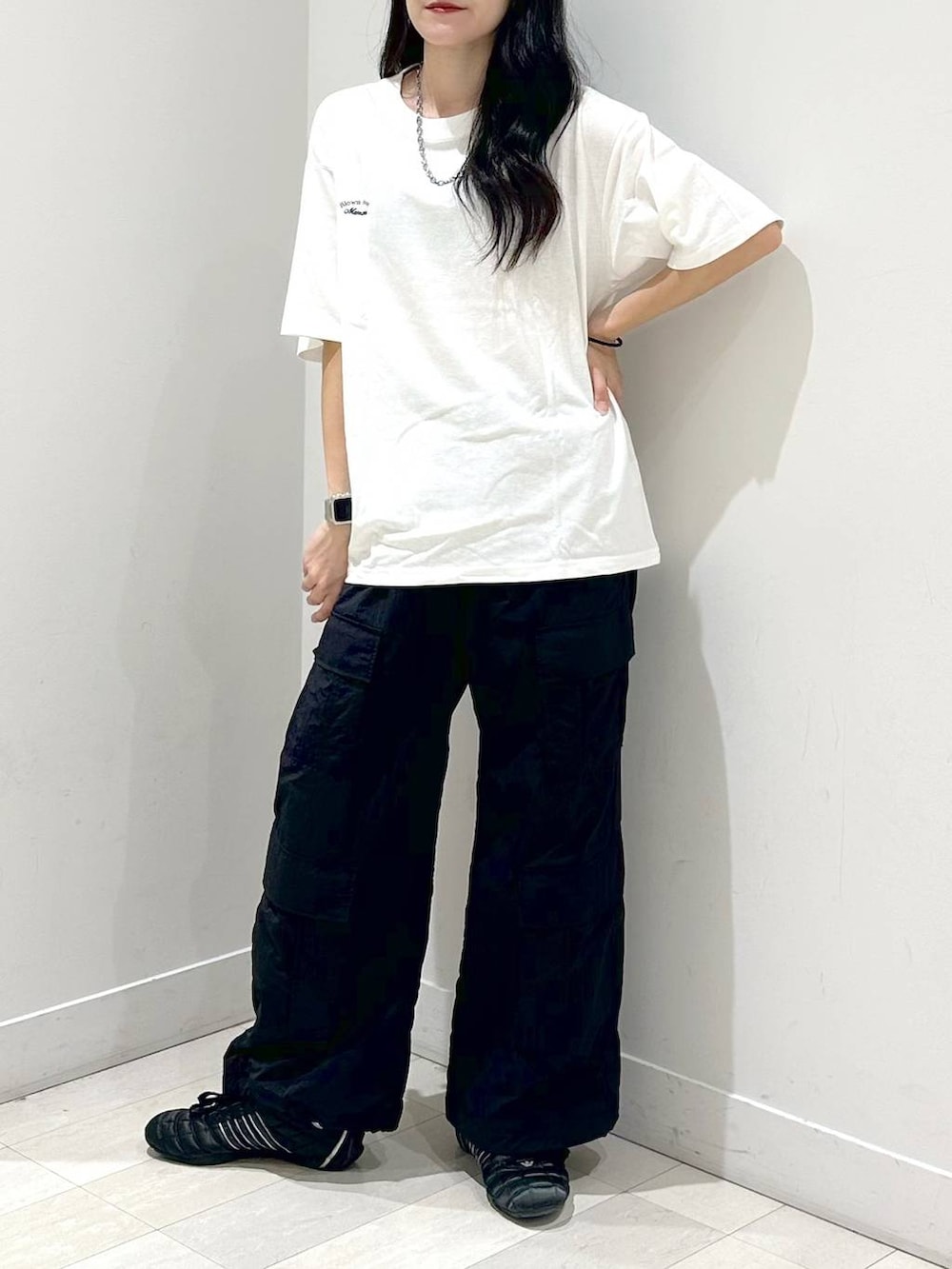 「体型カバー、ベーシック/シンプル、夏コーデ、Tシャツ、カジュアル、着痩せ」｜「GLOBAL WORKのサマミエカーゴパンツ/AND YUA ANY/147455（カーゴパンツ、ブラック系）」を使った、ぽてとさん（レディース・158cm）の夏コーディネートの2枚目の写真