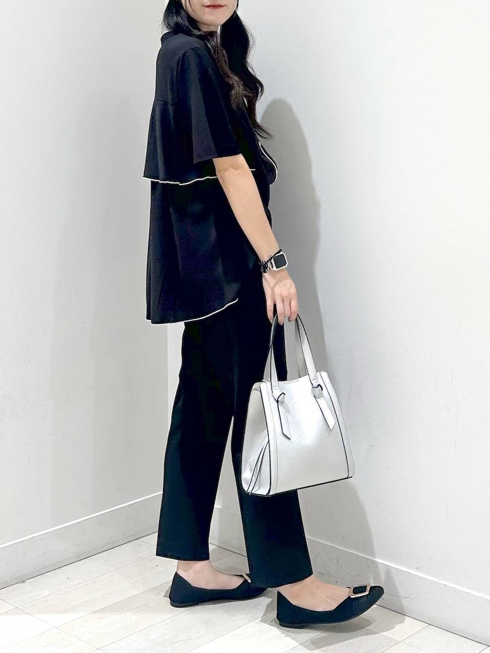 「ウツクシルエットパンツ_GLOBAL WORK、モード、着痩せ、ベーシック/シンプル、夏コーデ」｜「GLOBAL WORKのスペ軽変形3WAYBAG/234491（ショルダーバッグ、シルバー系）」を使った、ぽてとさん（レディース・158cm）の夏コーディネートの2枚目の写真
