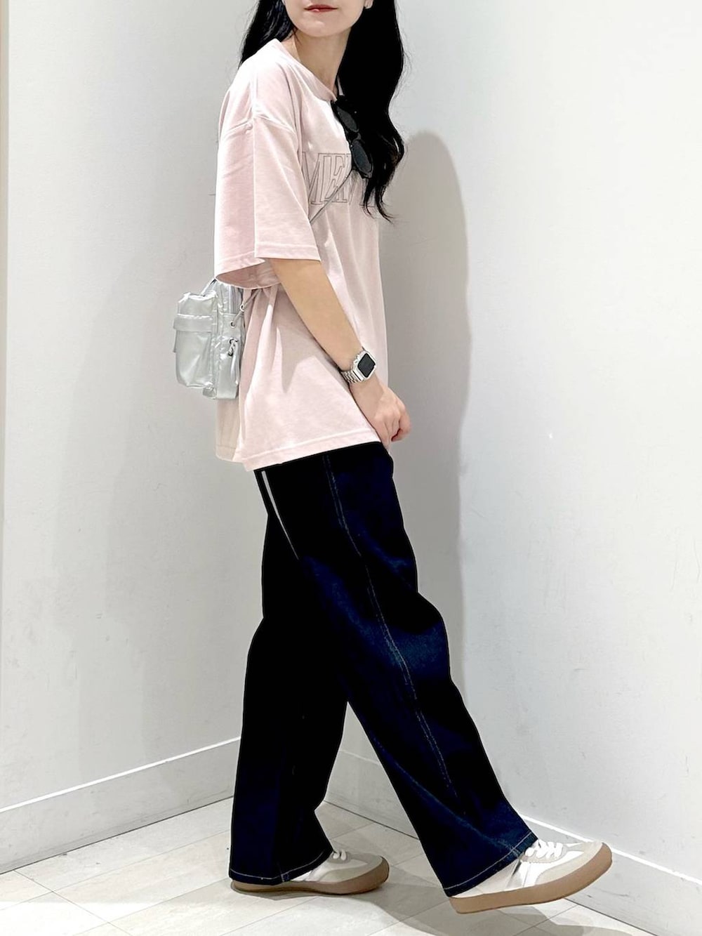 「カジュアル、着痩せ、体型カバー、ベーシック/シンプル、夏コーデ、Tシャツ」｜「GLOBAL WORKのGOODデニムバギーパンツ/118365（デニムパンツ、ブルー系）」を使った、ぽてとさん（レディース・158cm）の夏コーディネートの2枚目の写真