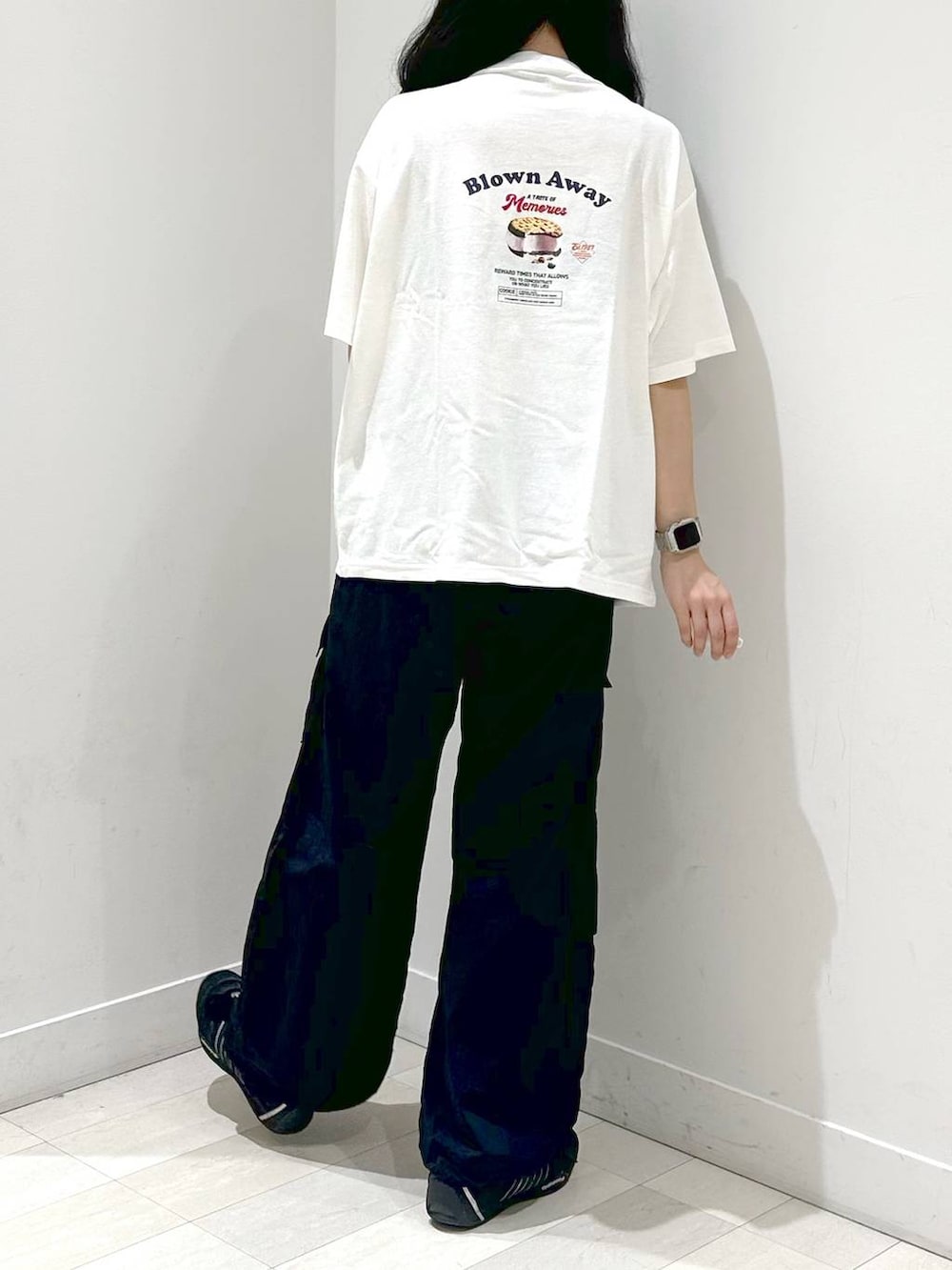 「体型カバー、ベーシック/シンプル、夏コーデ、Tシャツ、カジュアル、着痩せ」｜「GLOBAL WORKのサマミエカーゴパンツ/AND YUA ANY/147455（カーゴパンツ、ブラック系）」を使った、ぽてとさん（レディース・158cm）の夏コーディネートの4枚目の写真