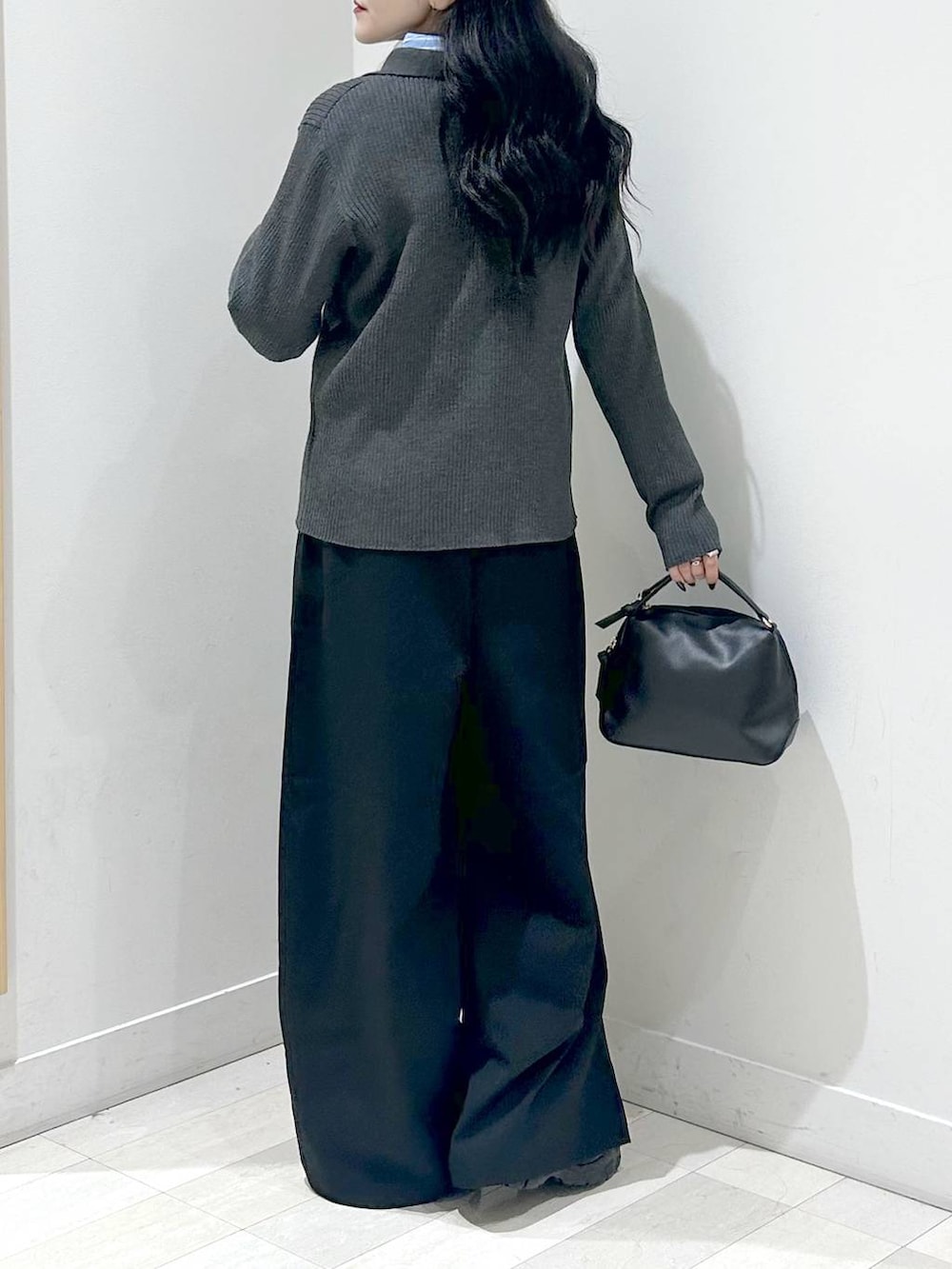 ブラック系のショルダーバッグ、ブラック系のその他パンツ、ブラック系のスニーカーを着用したレディースの秋コーディネートの3枚目の写真