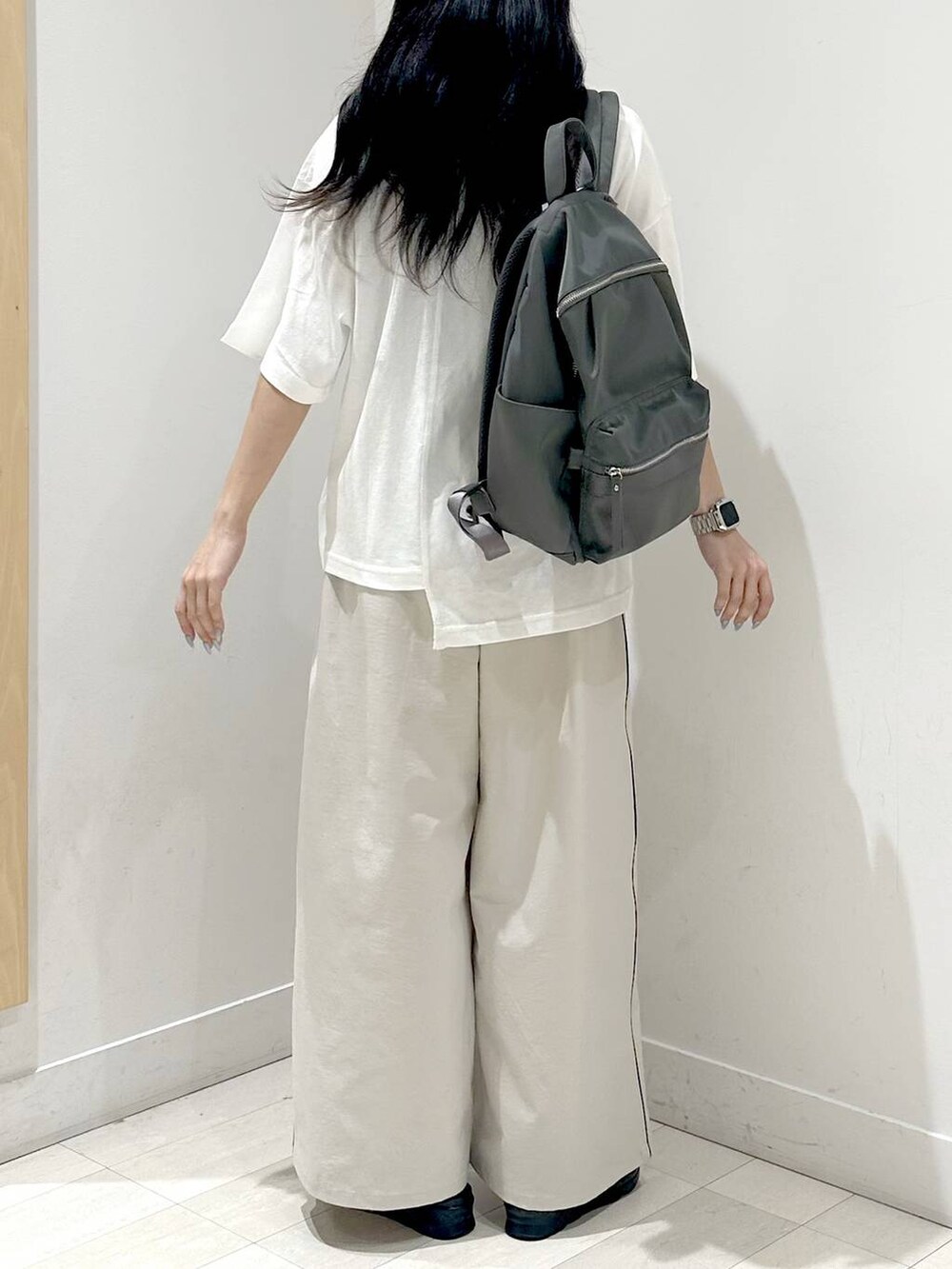 「体型カバー、ベーシック/シンプル、夏コーデ、Tシャツ、カジュアル、着痩せ」｜「GLOBAL WORKの撥水軽量10ポケリュックミドル/136368（バックパック/リュック、グレー系）」を使った、ぽてとさん（レディース・158cm）の夏コーディネートの3枚目の写真