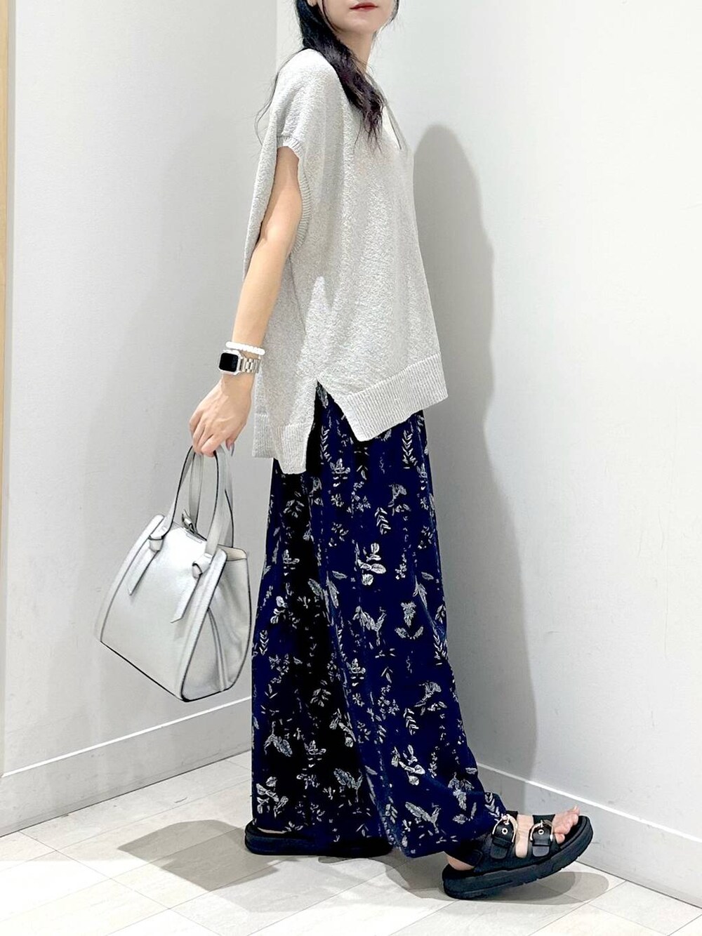 シルバー系のショルダーバッグ、ブラック系のサンダル、ブルー系のその他パンツを着用したレディースの夏コーディネートの2枚目の写真