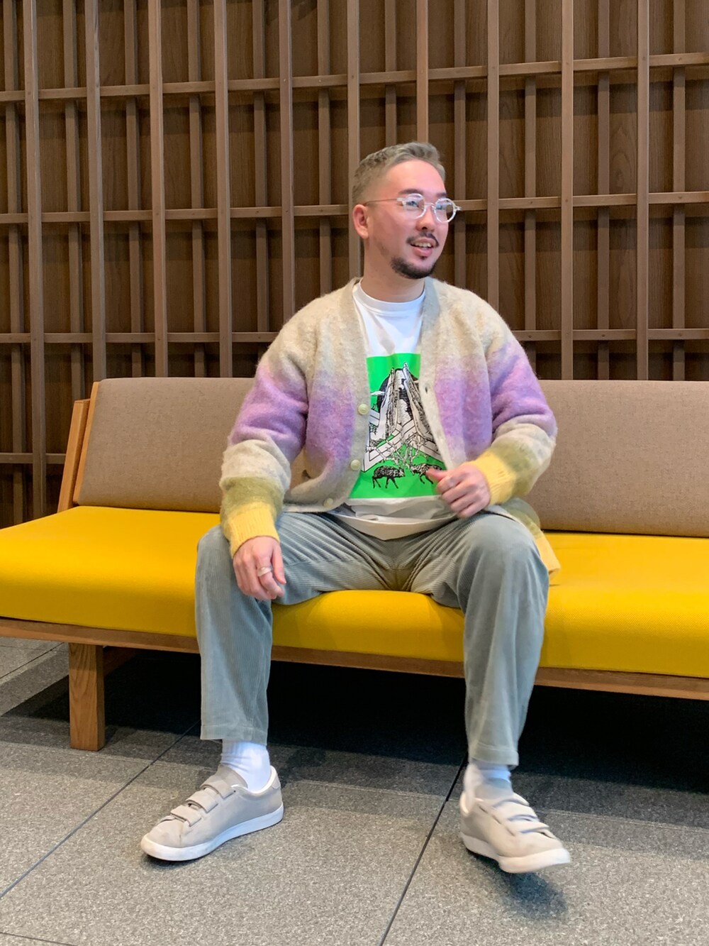 ホワイト系のTシャツ/カットソー、パープル系のカーディガン/ボレロ、グレー系のスニーカーを着用したメンズの秋コーディネートの2枚目の写真