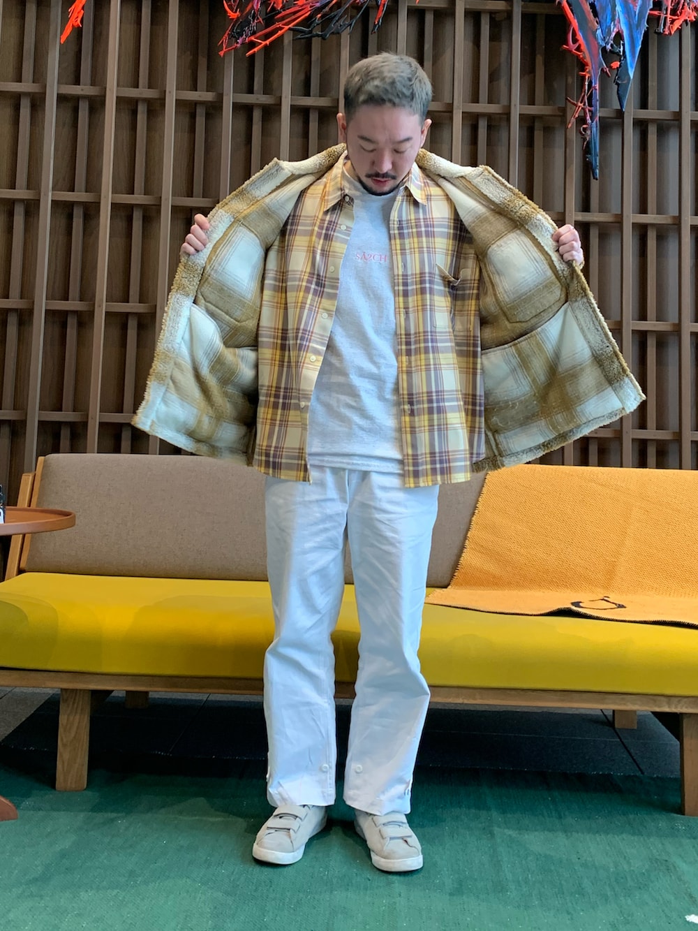 ホワイト系のTシャツ/カットソー、ベージュ系のシャツ/ブラウス、ブラウン系のその他アウターを着用したメンズの冬コーディネートの2枚目の写真