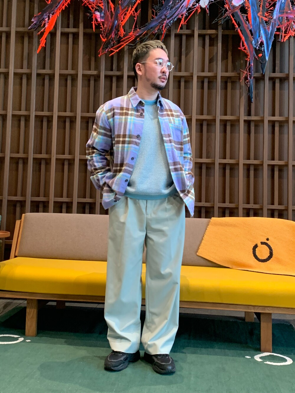 ブルー系のTシャツ/カットソー、パープル系のシャツ/ブラウス、ブラック系のダッフルコートを着用したメンズの冬コーディネートの2枚目の写真