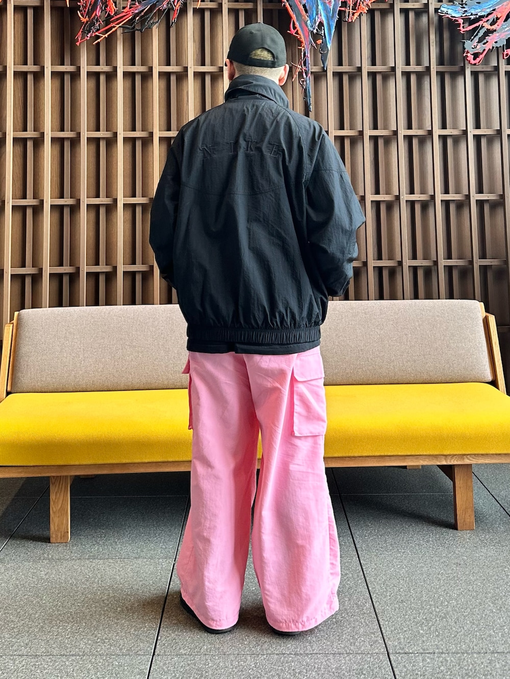 「春のおしゃ見えテクニック、ピンク、カーゴパンツ、ビッグシルエット、差し色、ストリート、キャップ、テックウェア、ハーフジップ、春服みてみて、春コーデ、パステルカラー、パステル映える春、カラーパンツ、スポーツミックス」｜「NIKEのNIKE AS M NSW WR+ LND HZ HD JKT NCP / ナイキ NSW WR+ LND ハーフジップ フーディ ジャケット NCP 【SP】（その他アウター、ブラック系）」を使った、N∀Nさん（メンズ・168cm）の春コーディネートの2枚目の写真