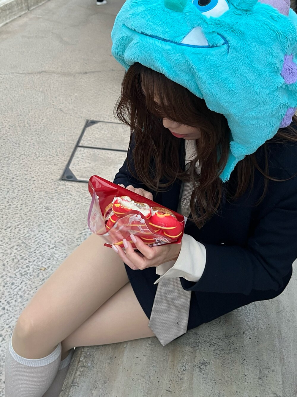 ブルー系のスカート、ピンク系のショルダーバッグ、ベージュ系のソックス/靴下を着用したレディースの秋コーディネートの3枚目の写真