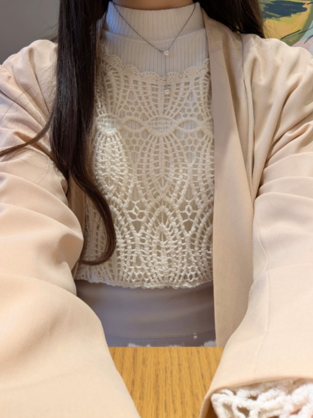 ゴールド系のバレエシューズ、ホワイト系のスカート、ピンク系のノーカラージャケットを着用したレディースの夏コーディネートの2枚目の写真