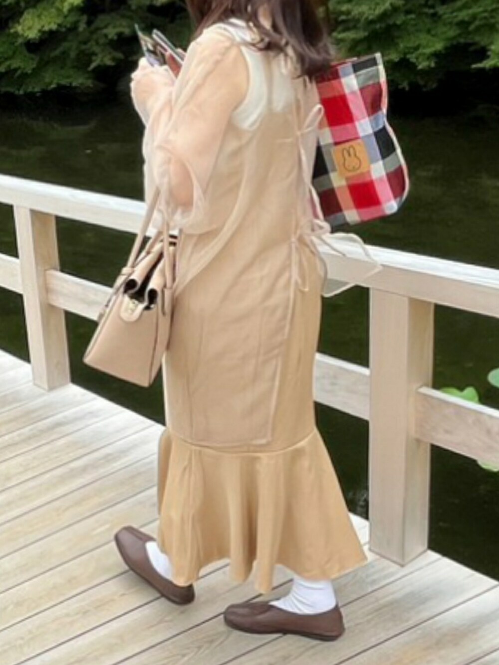 ベージュ系のワンピース、ベージュ系のシャツ/ブラウス、ホワイト系のタンクトップを着用したレディースの夏コーディネートの2枚目の写真