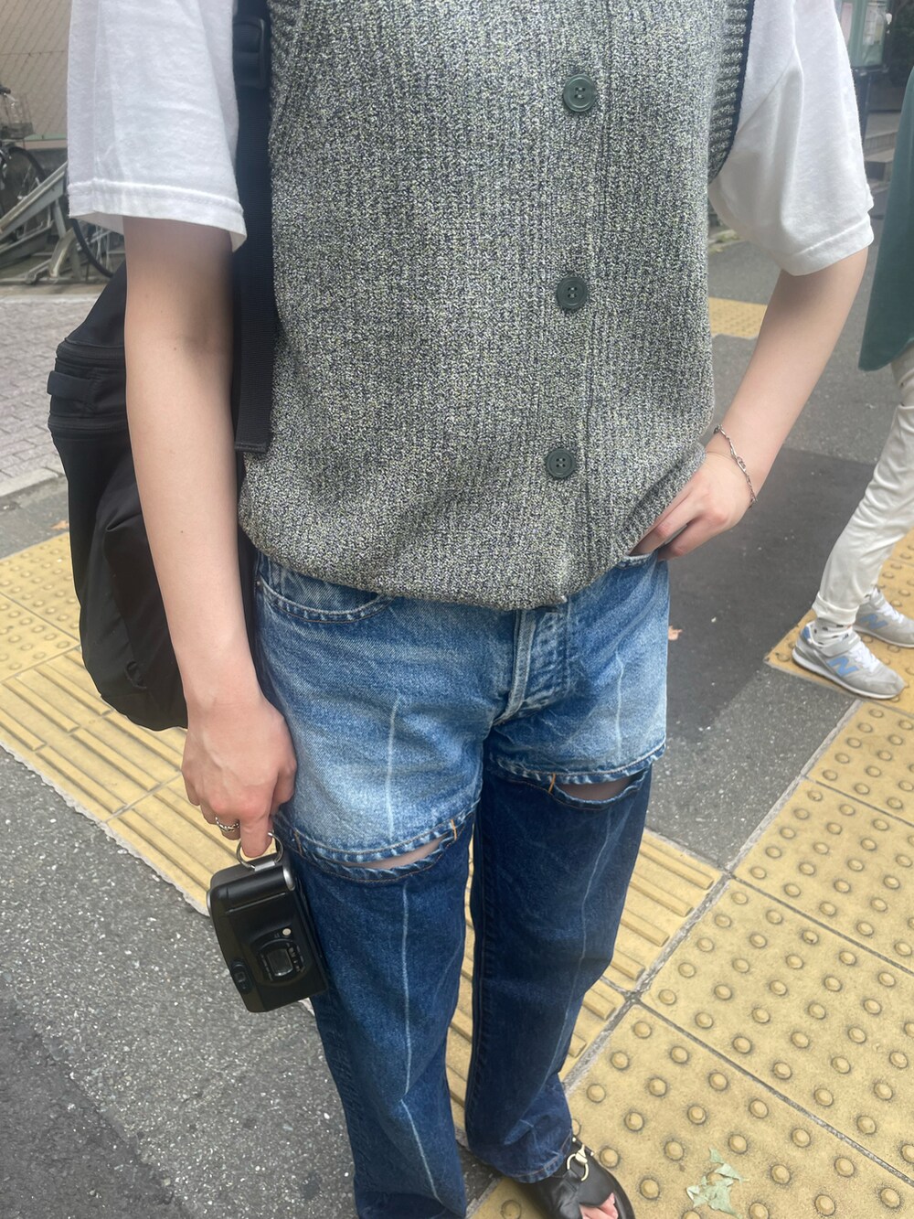 その他のニット/セーター、ブルー系のデニムパンツを着用したレディースの夏コーディネートの2枚目の写真