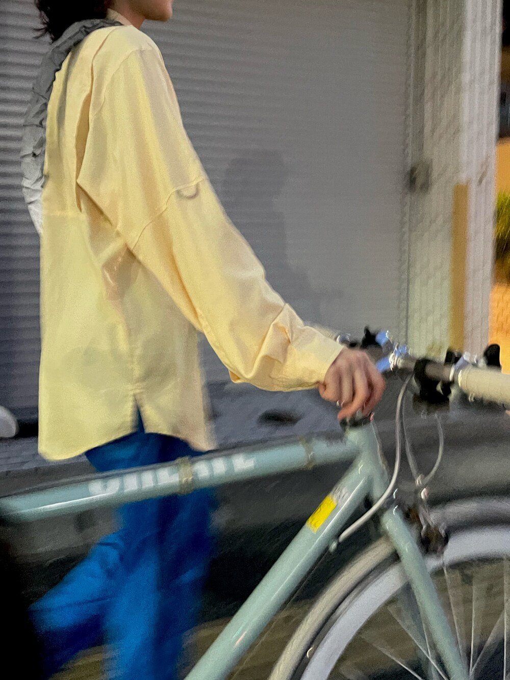 イエロー系のシャツ/ブラウス、シルバー系のピアス（両耳用）を着用したレディースの夏コーディネートの3枚目の写真