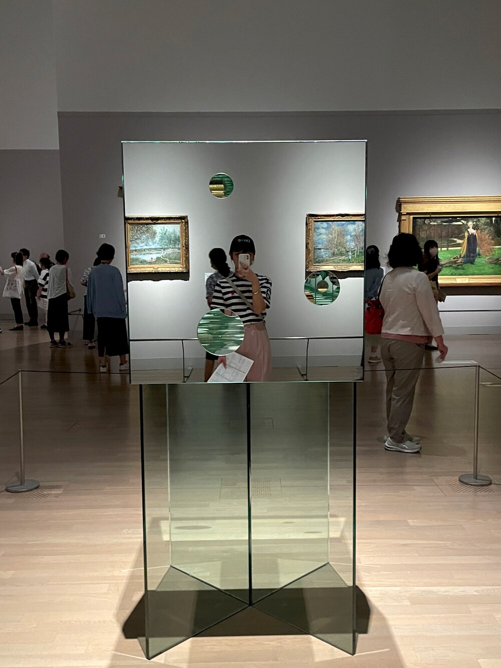 ブルー系のTシャツ/カットソー、ブルー系のキャップを着用したレディースの秋コーディネートの2枚目の写真