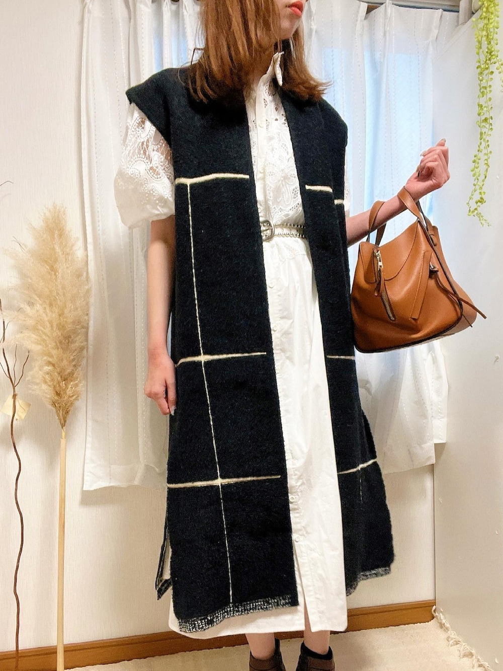 「ワンピース、カジュアル、大人カジュアル、ニットベスト、秋服、ワンピーススタイル、黒コーデ、amerivintage、ニット/セーター、AMERI」｜「AmeriのMOUTON LIKE KNIT VEST（ムートンコート、ブラック系）」を使った、joujouさん（レディース・174cm）の秋コーディネートの2枚目の写真