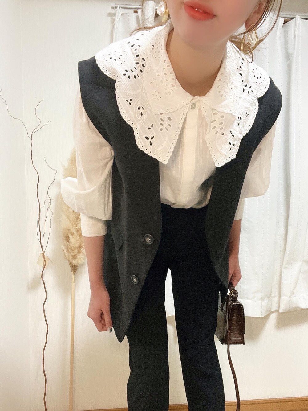 「ブラウス、秋のコーデ、ベスト、モノトーン、フリル、休日スタイル、パンツスタイル、ootd、セットアップ風、オトナカジュアル、ベスト×シャツ、高身長女子、amerivintage、ビッグ襟、AMERI」｜「Ameriの2WAY LADY BLOUSE WITH VEST（シャツ/ブラウス、ホワイト系）」を使った、joujouさん（レディース・174cm）の秋コーディネートの4枚目の写真