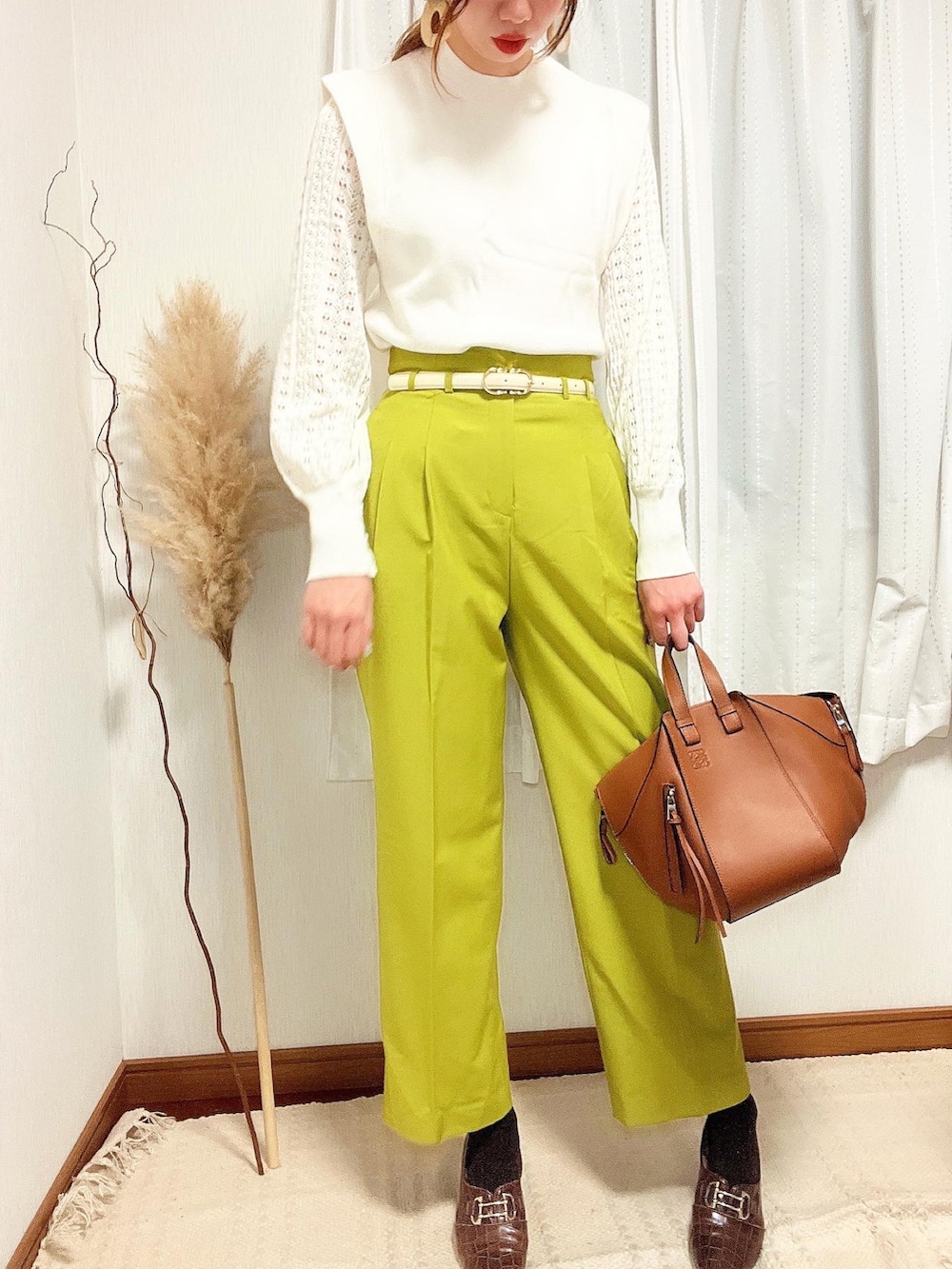 「カラーパンツ、秋のコーデ、ootd、シンプルコーデ、ラクチンコーデ、今日のコーデ、オトナカジュアル、ニットコーデ、AMERI、amerivintage」｜「AmeriのLAYERED OVER SHOULDER KNIT（ニット/セーター、ホワイト系）」を使った、joujouさん（レディース・174cm）の秋コーディネートの2枚目の写真