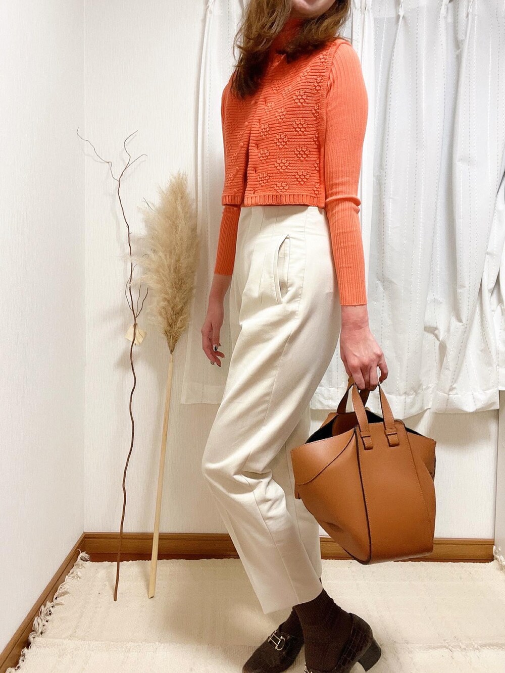 「白パンツ、パンツスタイル、カジュアルコーデ、ラクチンコーデ、amerivintage、ニット/セーター、AMERI」｜「AmeriのCARDIGAN LIKE VEST SET TOP（ニット/セーター、ピンク系）」を使った、joujouさん（レディース・174cm）の秋コーディネートの2枚目の写真