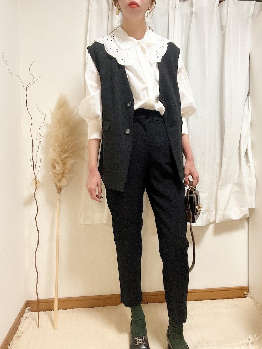 「ブラウス、秋のコーデ、ベスト、モノトーン、フリル、休日スタイル、パンツスタイル、ootd、セットアップ風、オトナカジュアル、ベスト×シャツ、高身長女子、amerivintage、ビッグ襟、AMERI」｜「Ameriの2WAY LADY BLOUSE WITH VEST（シャツ/ブラウス、ホワイト系）」を使った、joujouさん（レディース・174cm）の秋コーディネートの3枚目の写真