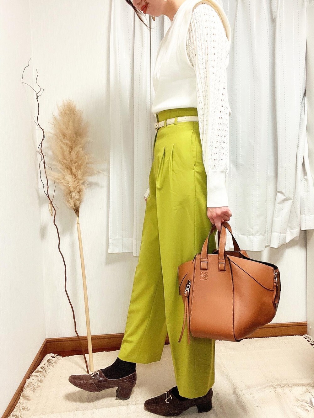 「カラーパンツ、秋のコーデ、ootd、シンプルコーデ、ラクチンコーデ、今日のコーデ、オトナカジュアル、ニットコーデ、AMERI、amerivintage」｜「AmeriのLAYERED OVER SHOULDER KNIT（ニット/セーター、ホワイト系）」を使った、joujouさん（レディース・174cm）の秋コーディネートの4枚目の写真