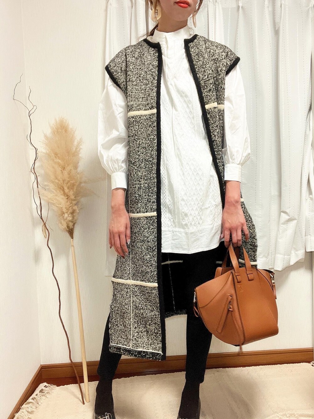「ニット、カジュアル、黒、休日スタイル、きれいめカジュアル、ootd、シャツスタイル、黒スキニー、秋コーデ、AMERI、amerivintage、オトナ女子」｜「AmeriのMOUTON LIKE KNIT VEST（ムートンコート、ブラック系）」を使った、joujouさん（レディース・174cm）の秋コーディネートの3枚目の写真
