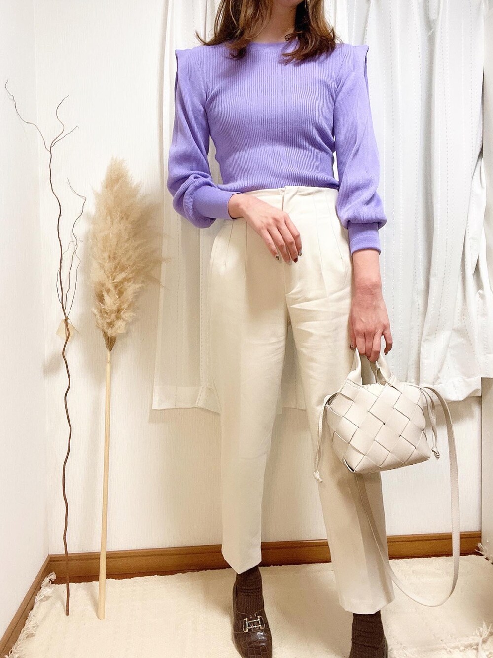 「大人コーデ、今日のコーデ、白パンツ、AMERI、amerivintage、ZARA、パープル、秋コーデ、ナチュラル、きれいめカジュアル、高身長女子、シンプル、オフィスカジュアル」｜「AmeriのSHOULDER TUCK SHEER KNIT（ニット/セーター、パープル系）」を使った、joujouさん（レディース・174cm）の秋コーディネートの2枚目の写真