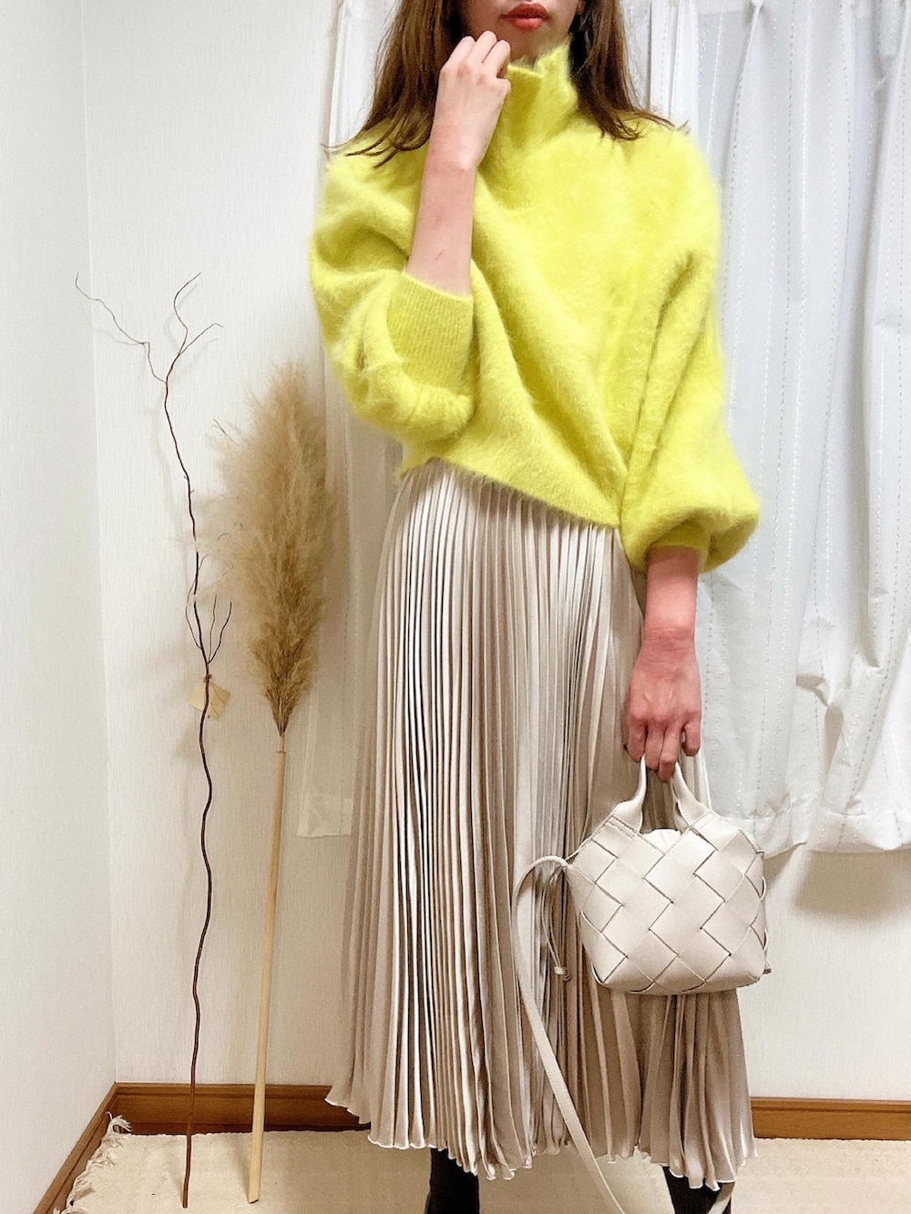 「スカート、カジュアル、united arrows、スカートスタイル、カジュアルコーデ、スカート×スニーカー、スカートコーデ、amerivintage、ニット/セーター、AMERI」｜「AmeriのPOPPING COLOR ANGORA KNIT（ニット/セーター、グリーン系）」を使った、joujouさん（レディース・174cm）の秋コーディネートの2枚目の写真