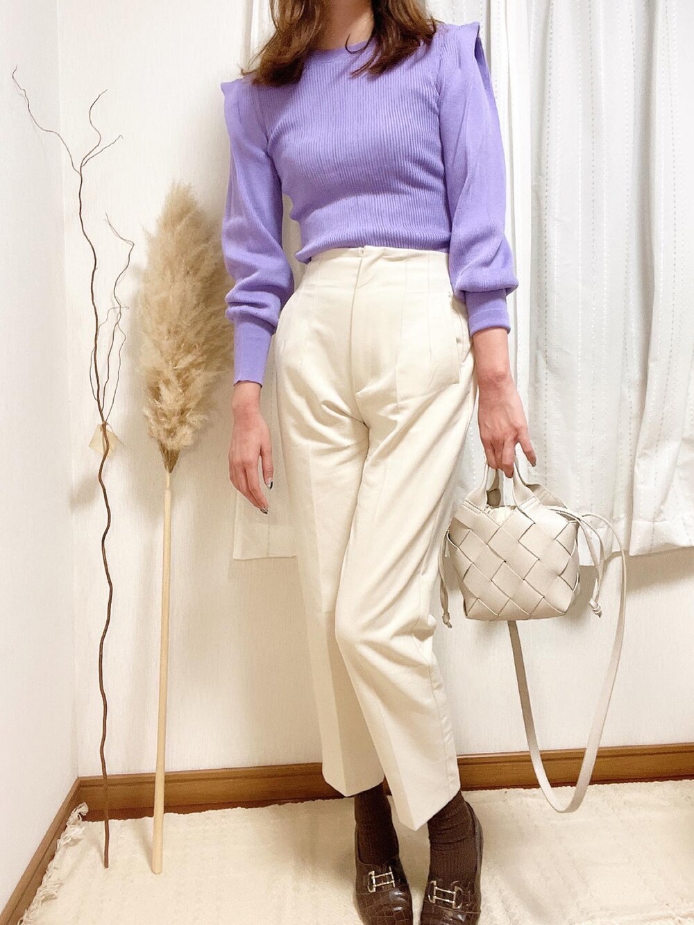 「大人コーデ、今日のコーデ、白パンツ、AMERI、amerivintage、ZARA、パープル、秋コーデ、ナチュラル、きれいめカジュアル、高身長女子、シンプル、オフィスカジュアル」｜「AmeriのSHOULDER TUCK SHEER KNIT（ニット/セーター、パープル系）」を使った、joujouさん（レディース・174cm）の秋コーディネートの3枚目の写真