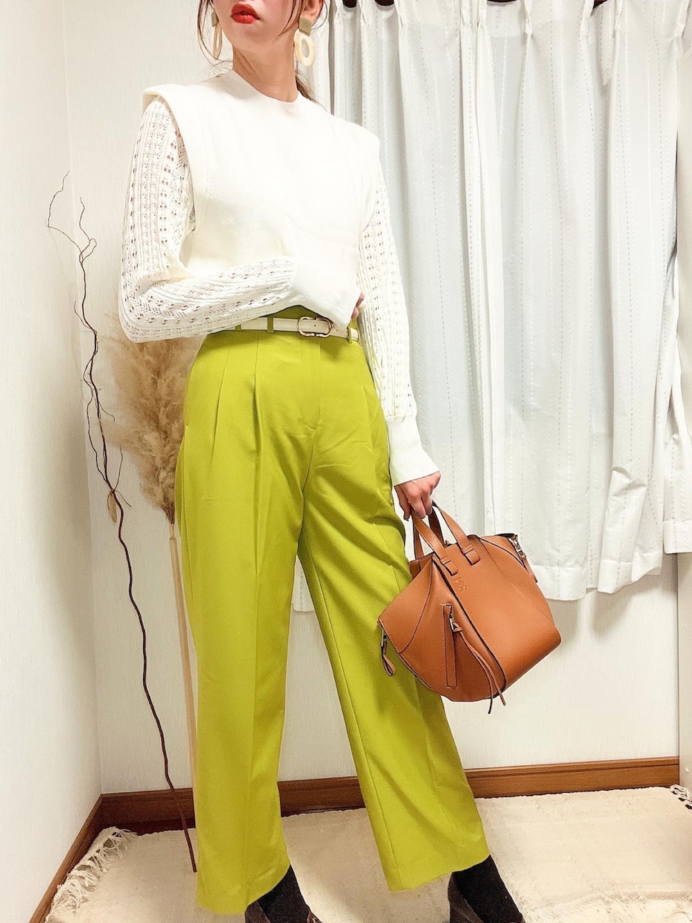 「カラーパンツ、秋のコーデ、ootd、シンプルコーデ、ラクチンコーデ、今日のコーデ、オトナカジュアル、ニットコーデ、AMERI、amerivintage」｜「AmeriのLAYERED OVER SHOULDER KNIT（ニット/セーター、ホワイト系）」を使った、joujouさん（レディース・174cm）の秋コーディネートの3枚目の写真
