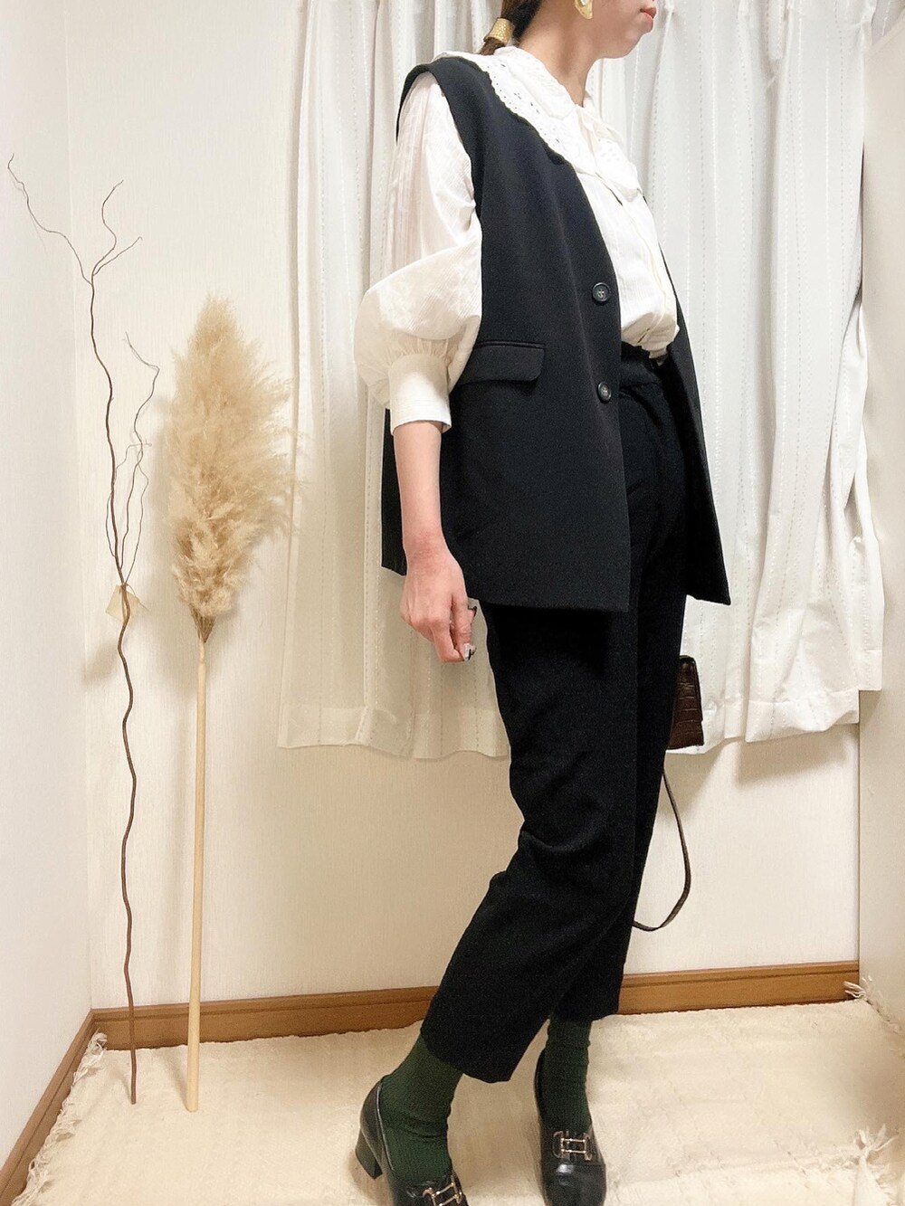「ブラウス、秋のコーデ、ベスト、モノトーン、フリル、休日スタイル、パンツスタイル、ootd、セットアップ風、オトナカジュアル、ベスト×シャツ、高身長女子、amerivintage、ビッグ襟、AMERI」｜「Ameriの2WAY LADY BLOUSE WITH VEST（シャツ/ブラウス、ホワイト系）」を使った、joujouさん（レディース・174cm）の秋コーディネートの2枚目の写真