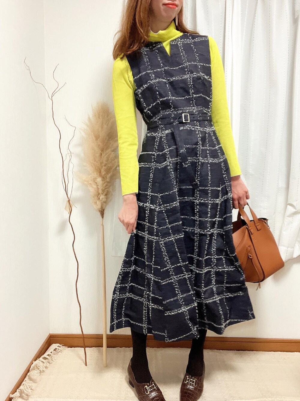 「秋コーデ、シンプル、カジュアル、オトナカジュアル、AMERI、amerivintage、高身長女子、お出かけコーデ、ootd、ワンピース、デニム」｜「AmeriのNEEDLE CHECK DRESS（ワンピース、ブルー系）」を使った、joujouさん（レディース・174cm）の秋コーディネートの4枚目の写真