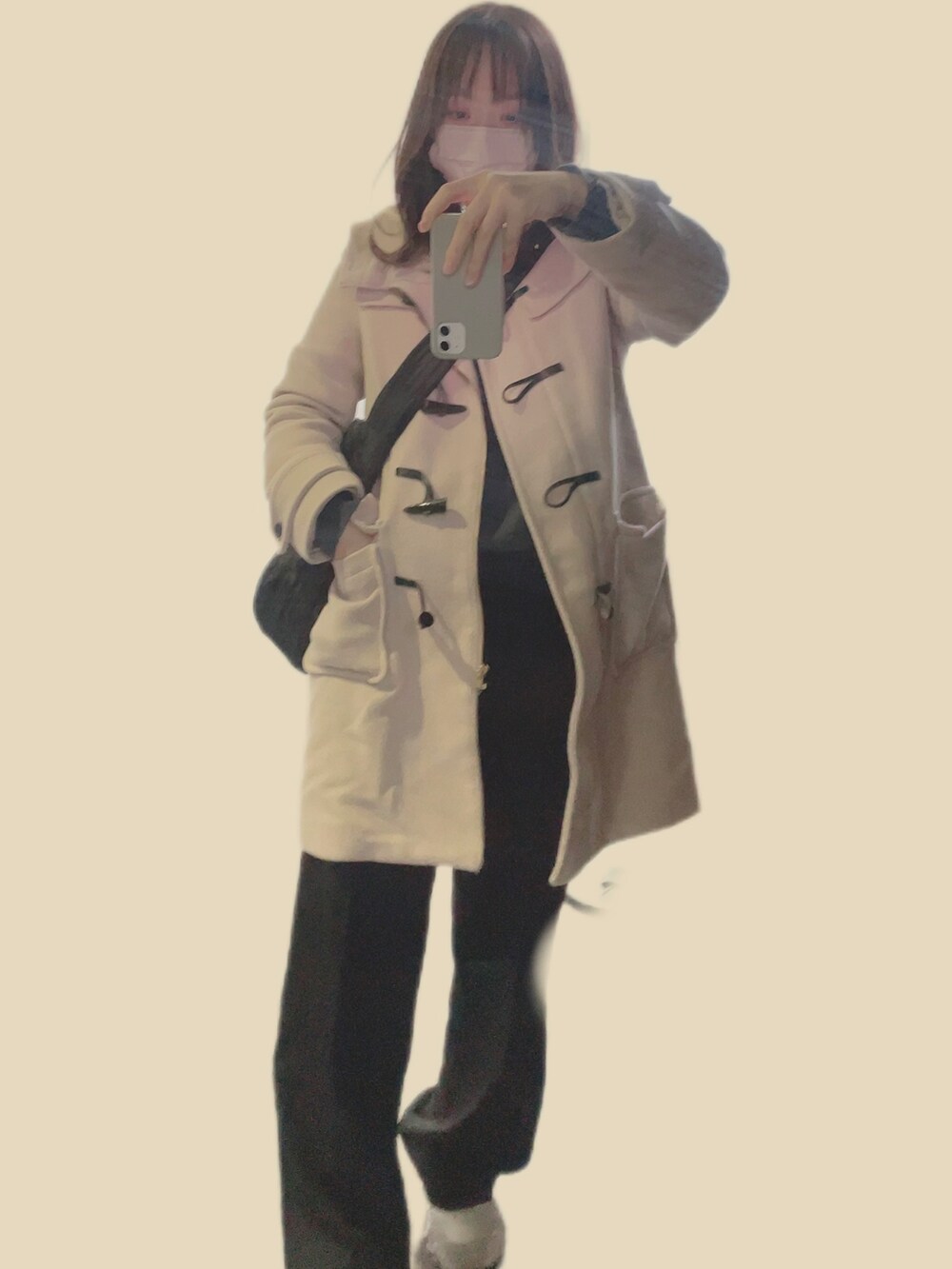 ブルー系のニット/セーター、ブラック系のその他パンツ、ベージュ系のスニーカーを着用したレディースの冬コーディネートの2枚目の写真