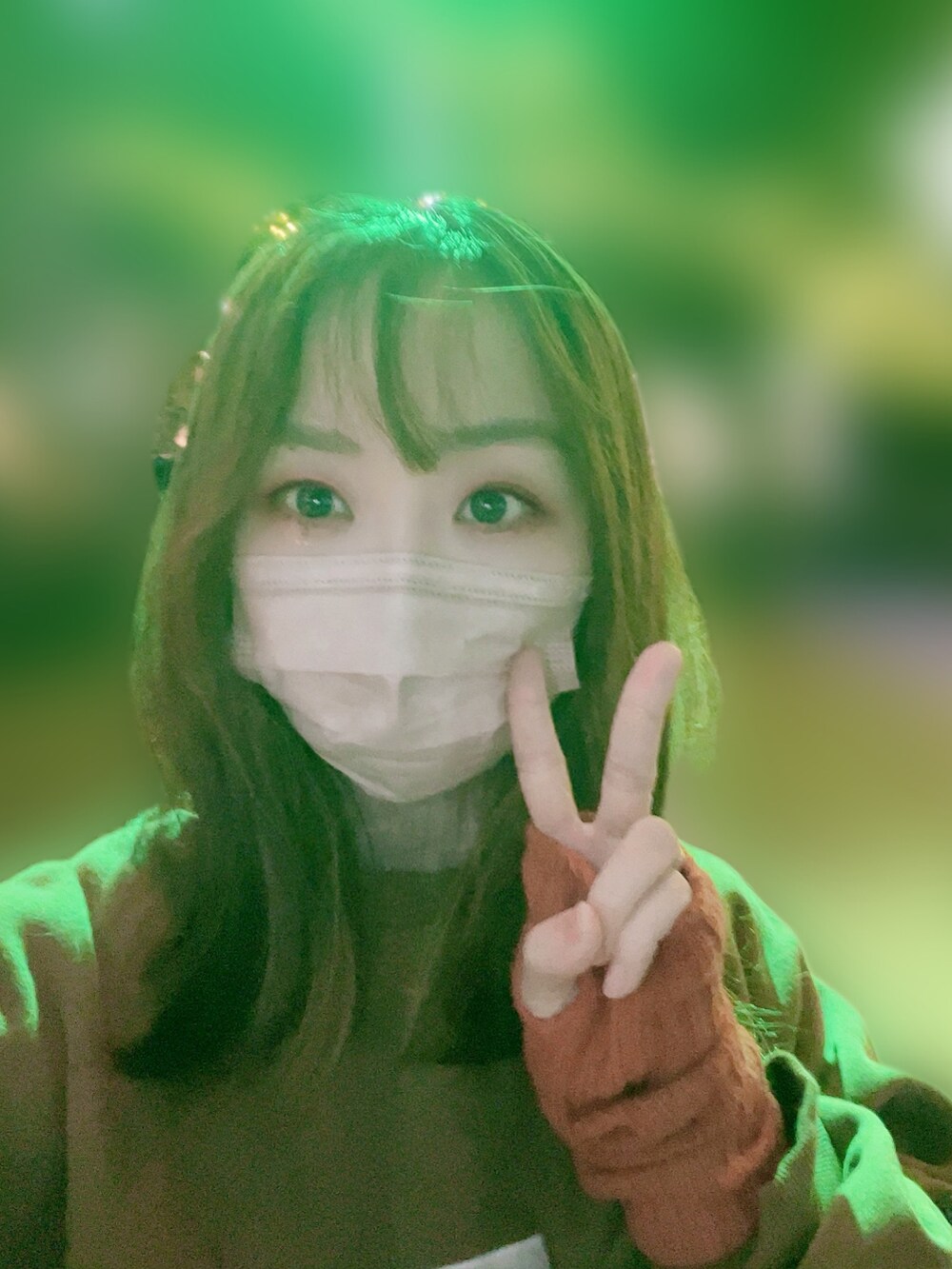 ホワイト系のスウェット、ブラウン系のスウェット、ブラック系のスカートを着用したレディースの秋コーディネートの2枚目の写真